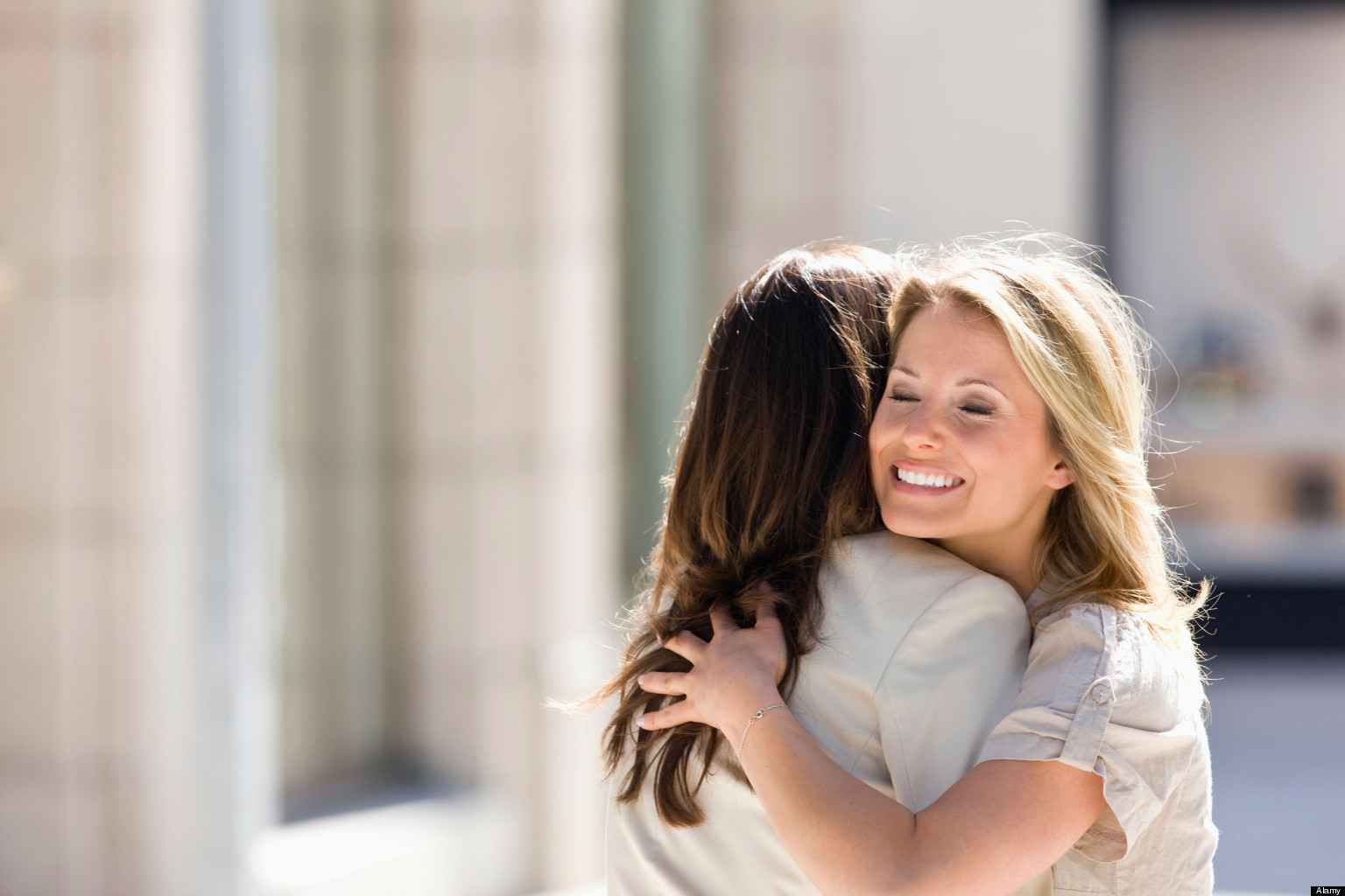 WOMEN-HUGGING2 - Centro Libérate